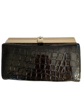 ABAS Women’s Brown Accordion Wallet
Clutch Embossed With a Croc Pattern.